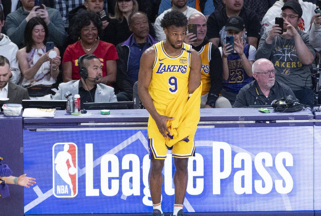 年轻球员崭露头角，为球队贡献关键一球的简单介绍