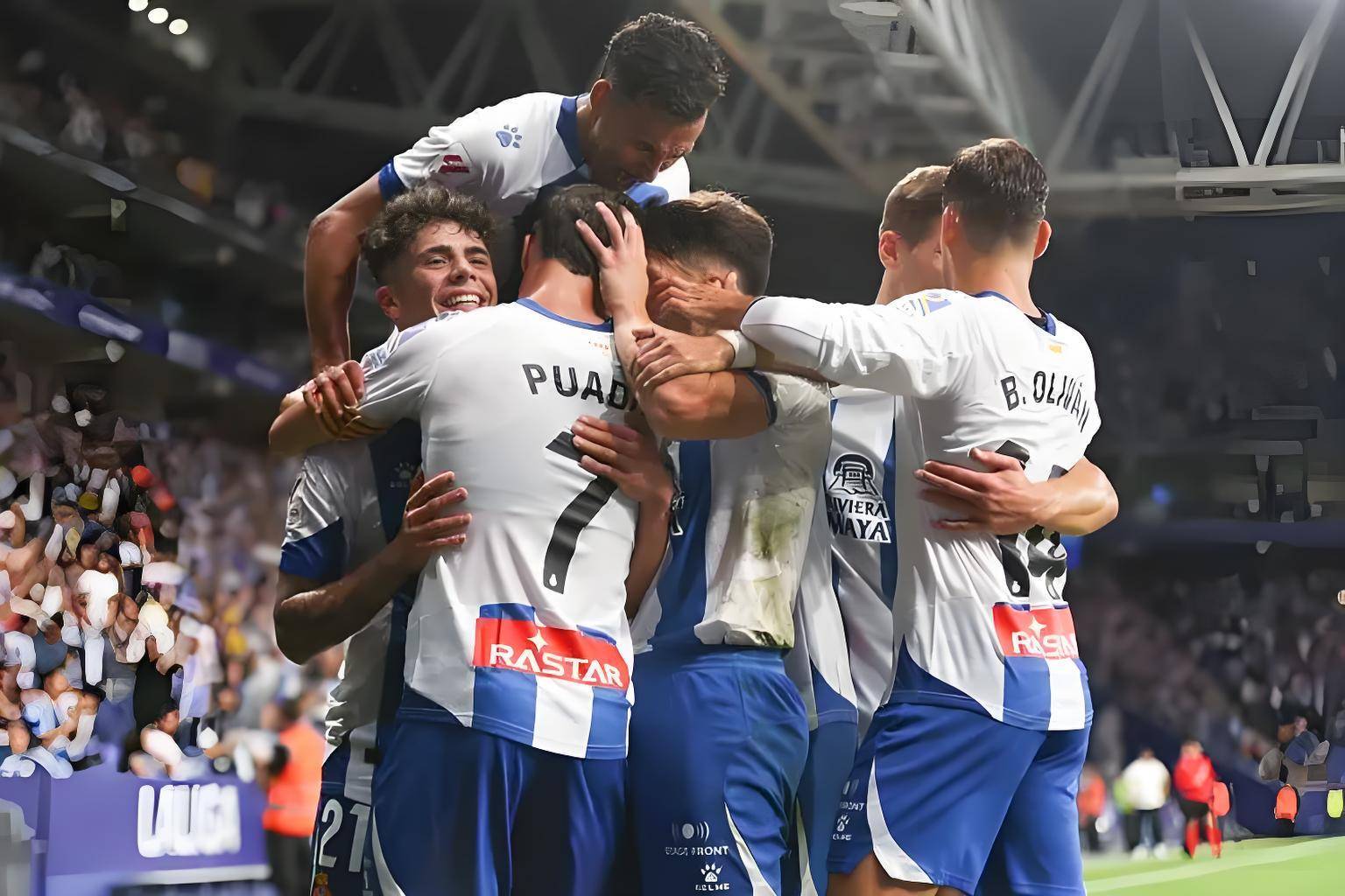 足球场上一场引人入胜的比赛即将开始 足球场上一场引人入胜的比赛即将开始