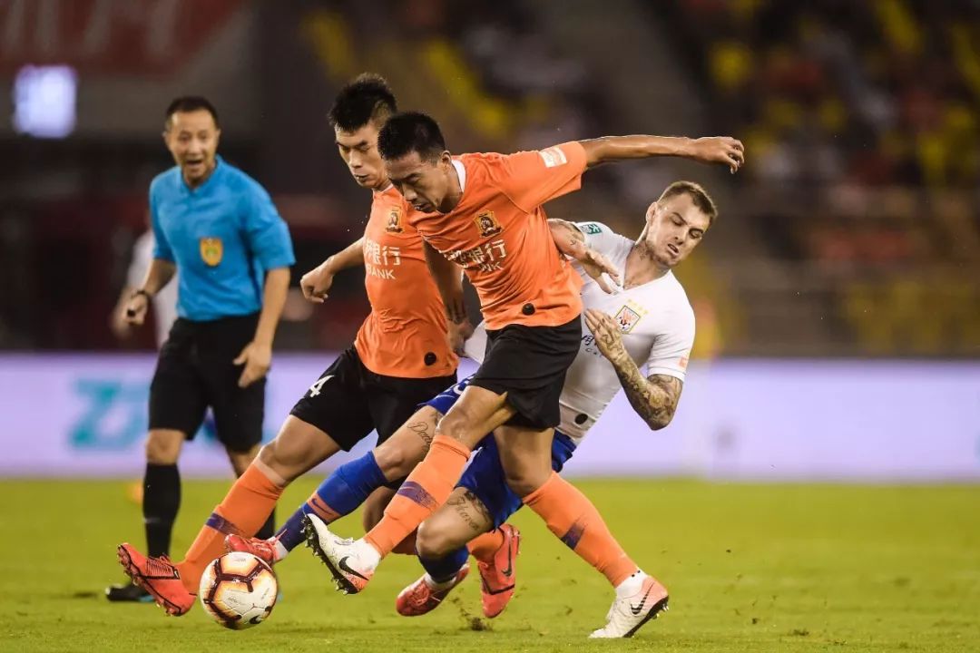 山东鲁能击败武汉卓尔，提升积分排名